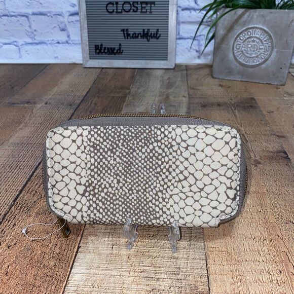 Women's XSDepot Travelon Rfid Blocking Pleated Wallet - Picture 4 of 9